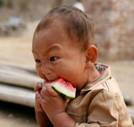 吃瓜转头男孩图片,男孩意外成为“吃瓜”焦点