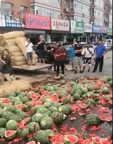 南坪河边吃瓜事件,一场引发热议的街头冲突