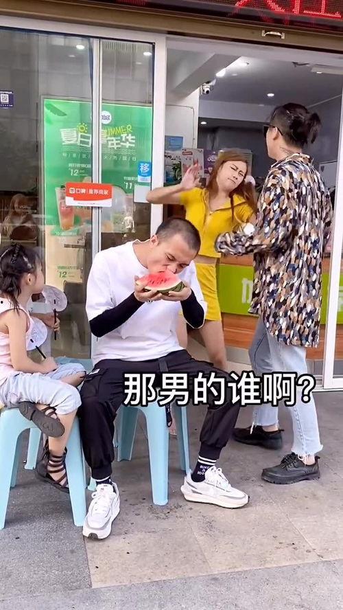 男女情侣吃瓜,情侣甜蜜吃瓜瞬间